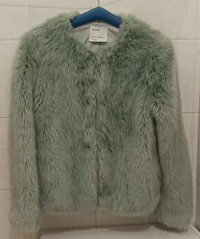 Chlupatá dámská bunda značky Bershka