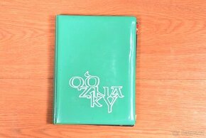 Staré retro album odznaků z roku 1980 - 1