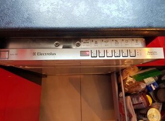 Electrolux úzká myčka 45cm, integrovaná vestavná