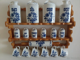 Dřevěná polička s keramickými kořenkami, 60tá léta