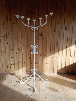 Vysoký bílý kovový svícen 145 cm