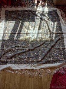 Starý velký damaškový šál