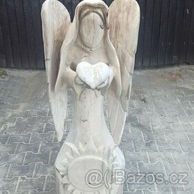 anděl motorovou pilou