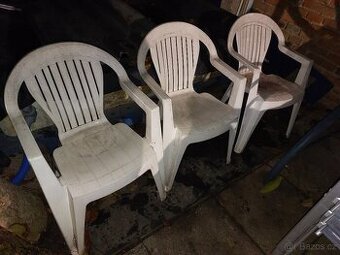 Daruji plastové zahradní židle.