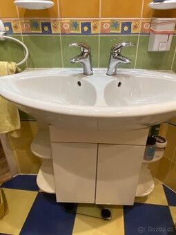 Dvojumyvadlo s bateriemi a skříňka