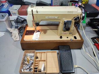 Čerstvě seřízený krejčovský šicí stroj Lucznik