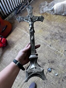 Starý kovový kříž s dvěma svícny – historická dekorace