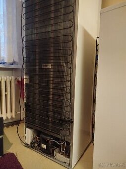 Vysoká lednice s tříšuplíkovým mrazákem .