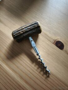 Vývrtka na víno z paroží