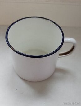 Bílý vintage smaltovaný hrnek