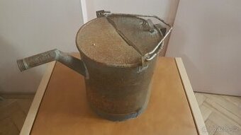 Stará plechová konev, nádoba na olej