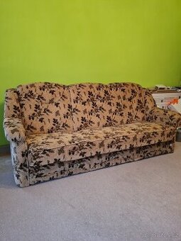 Rozkládací gauč s květinovým vzorem - funkční, čistý