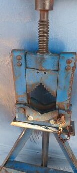 Prodám svěrák na trubky