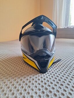 helma a oblečení na motorku.