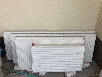 4 kusy zachovalých deskových radiátorů