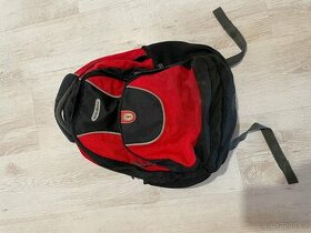 Červený batoh s vystuženými zády