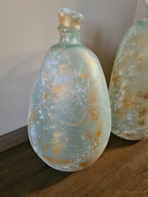 Krásné dekorativní vázy ze skla