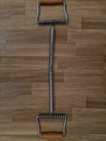 Posilovač pružinový