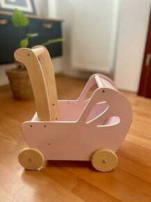 Dřevěný kočárek LINE Baby Doll v růžové barvě - 1