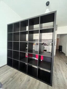 Stěna s policemi - IKEA KALLAX