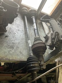 AUDI R8 V10 zadní poloosa a plasty kolem motoru