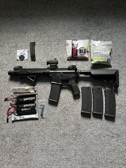 Airsoft M4 AEG + baterie, zásobníky, red dot – komplet SET
