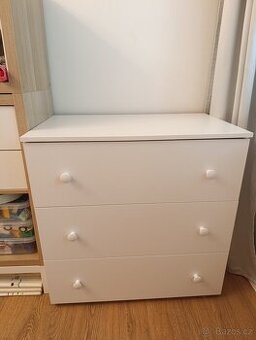 Bílá komoda Klups s přídavným přebalovacím pultem