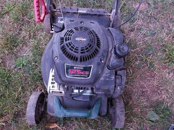 Benzínová sekačka Parkside s motorem Briggs&Stratton.