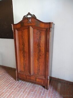 Starožitná skříň