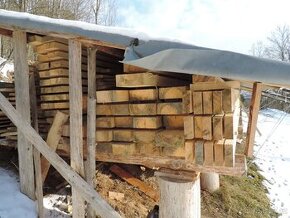 Trámy,prkna,palivové dřevo,kmeny,špalky k ohni i sochání