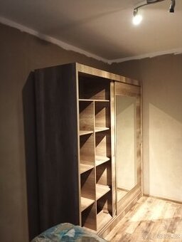 Šatní skříň se zrcadlem