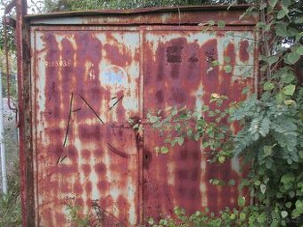 Starý plechový sklad