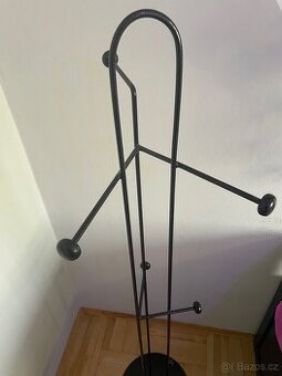 Stojan / věšák na oděvy