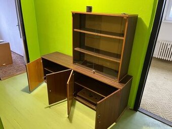 Skříně, vitrína, police