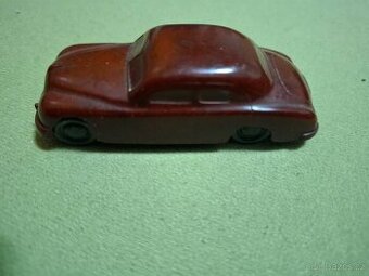 Retro bakelitové autíčko směr