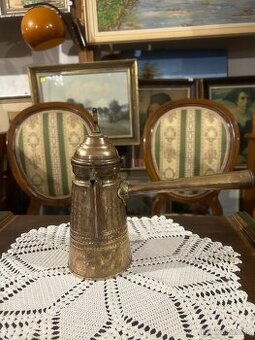 Mosazná historická konvice s reliéfními detaily