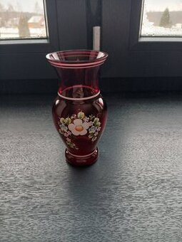 Červená skleněná váza