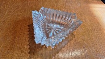 Broušený popelník z čirého skla