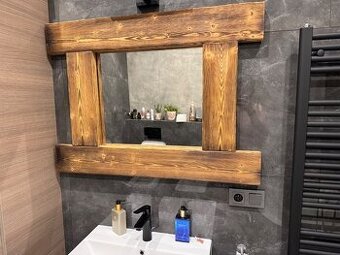 Zrcadlo v masivním dřevěném rámu s přírodní kresbou