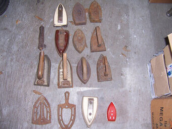 staré žehličky a podložky pod ně