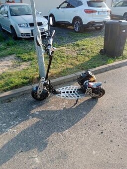 Prodam benzinovou kolobezku s motorem o obsahu 90 kubickych.