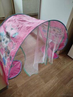 Nebesa nad postel pro holčičku