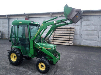 MALOTRAKTOR JOHN DEERE S ČELNÍM NAKLADAČEM