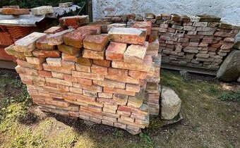 Staré cihly, částečně očistěné