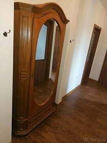 rustikální skříň se zrcadlem