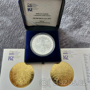 Stříbrná medaile ČNB s motivem zlaté mince 100 000 000 Kč