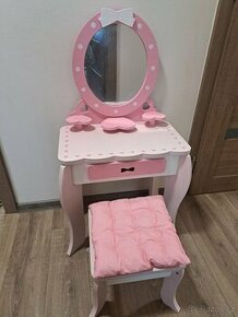 Dětský kosmetický stolek - 1