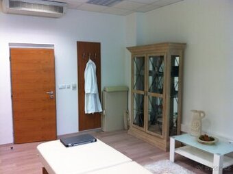Prodej dřevěné prosklené masivní skříně