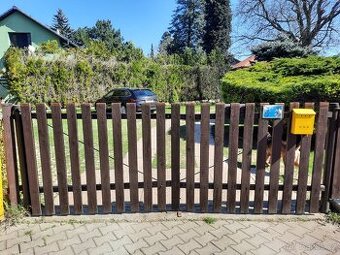 Plotová branka v dobrém stavu,š - od čepu k čepu 331 cm