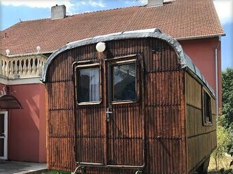 Historicky dobová autentická cirkusová maringotka-originál.